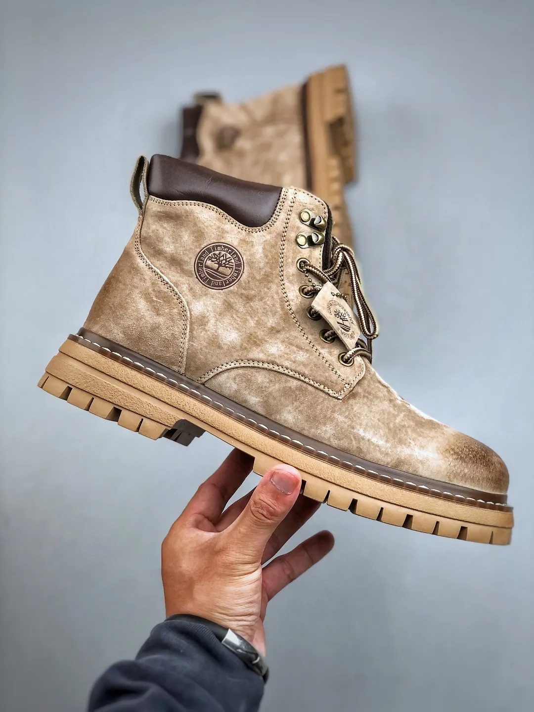 Local self-pickup💰560 supports store placement. New goods🚀#TimberlandTimberland/Timberland outdoor high-top casual rhubarb boots series #Guangdong Dachang quality, original box and original packaging, fashionable and trendy matching. The fabric is made of Italian 🇮🇹 top-grade frosted fine-grained cowhide. It is paired with anti-odor and anti-corrosion genuine leather latex insoles. The outsole and hardware are all made from OEM raw materials. The same as the original Goodyear never-opening process. Good products do not kill pigs. Exclusively launched on the whole network. There is no doubt about the quality. The whole set is packaged in the official website to give you the perfect wearing experience. The quality is exquisite and durable. A must-have for sportsmen. Specially designed to treat those who are not handsome. High-quality and first-class foot feel. Specially used for cold protection and outdoor use this winter. Casual matching for daily use. Size: 38-44 (leather shoe size)